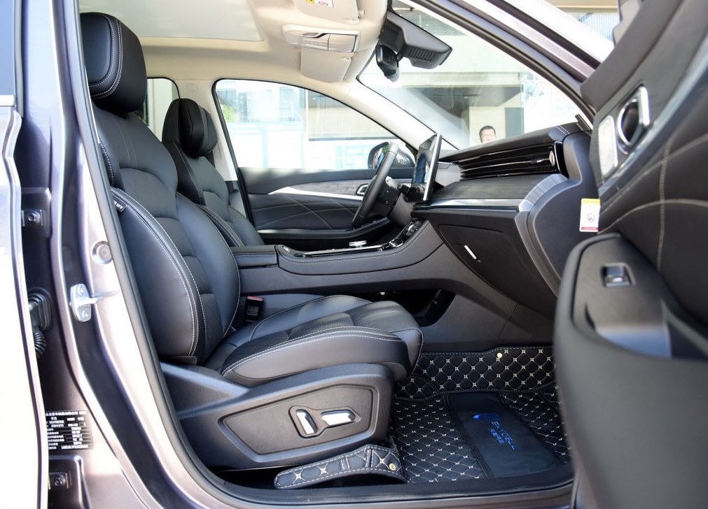SKYWELL ET5 — Interior